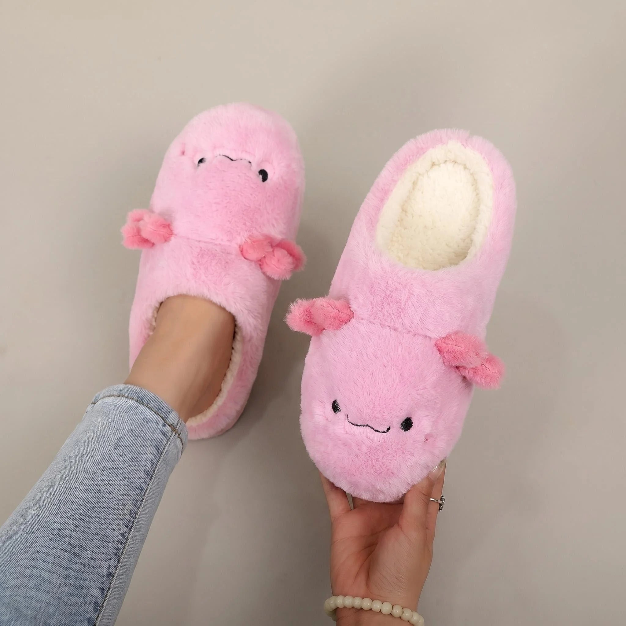 A Pair of Brown Plush Capybara Animal-Patterned Furry Home Slippers with Soft Soles, Comfortable and Warm, Non-Slip Indoor Slippers Suitable for Men and Women, Lightweight, Silent, and Comfortable Shoes, the Perfect Holiday Gift Choice