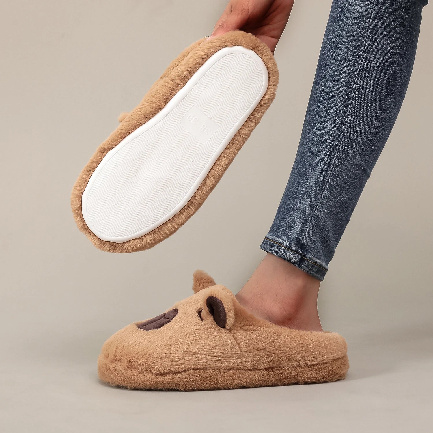 A Pair of Brown Plush Capybara Animal-Patterned Furry Home Slippers with Soft Soles, Comfortable and Warm, Non-Slip Indoor Slippers Suitable for Men and Women, Lightweight, Silent, and Comfortable Shoes, the Perfect Holiday Gift Choice