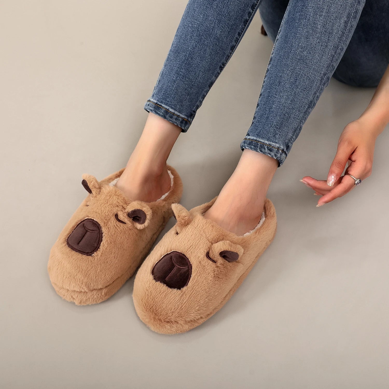 A Pair of Brown Plush Capybara Animal-Patterned Furry Home Slippers with Soft Soles, Comfortable and Warm, Non-Slip Indoor Slippers Suitable for Men and Women, Lightweight, Silent, and Comfortable Shoes, the Perfect Holiday Gift Choice